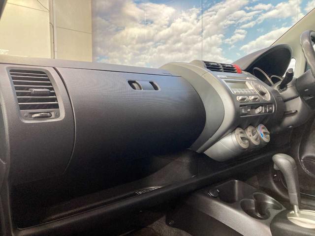 フィット 1.3A 寒冷地仕様 夏冬タイヤ付き 4WD キーレスエントリー 電動格納ミラー チップアップシート ABS パワステ パワーウィンドウ(27枚目)