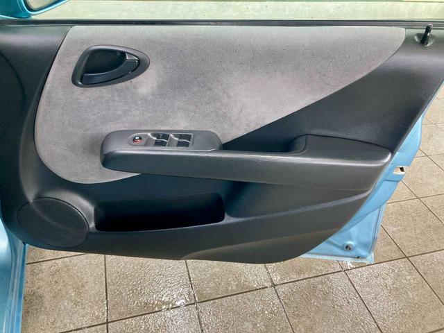 フィット 1.3A 寒冷地仕様 夏冬タイヤ付き 4WD キーレスエントリー 電動格納ミラー チップアップシート ABS パワステ パワーウィンドウ(56枚目)