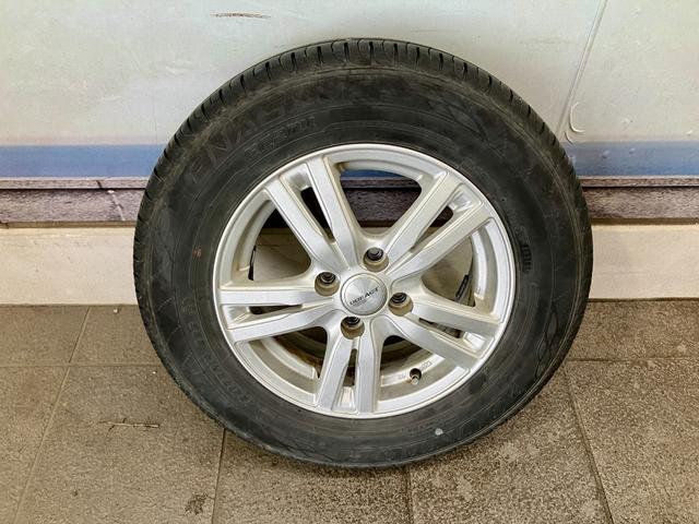 ノート Ｘ　ＦＯＵＲ　夏冬タイヤ付き　エンジンスターター　禁煙　ＥＴＣ　衝突安全ボディ　ワンセグＴＶ　パワーステアリング　ＡＵＸ端子　メモリーナビ付き　切替４ＷＤ　ＤＶＤ再生可（9枚目）