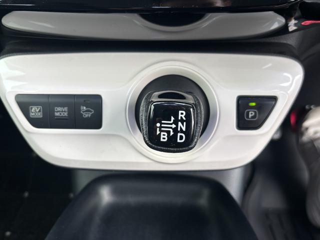 プリウス Ｓセーフティプラス　４ＷＤ　ＥＴＣ　クリアランスソナー　レーンアシスト　オートクルーズコントロール　パークアシスト　衝突被害軽減システム　バックカメラ　ナビ　ＴＶ　アルミホイール　オートマチックハイビーム　オートライト（9枚目）