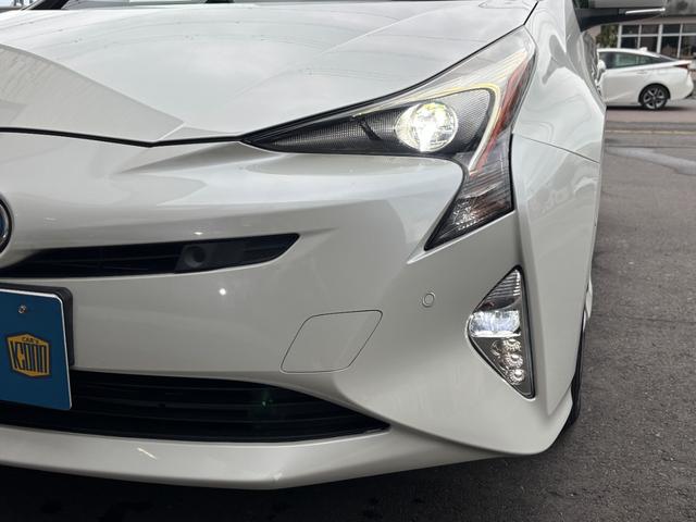 プリウス Ｓセーフティプラス　４ＷＤ　ＥＴＣ　クリアランスソナー　レーンアシスト　オートクルーズコントロール　パークアシスト　衝突被害軽減システム　バックカメラ　ナビ　ＴＶ　アルミホイール　オートマチックハイビーム　オートライト（46枚目）