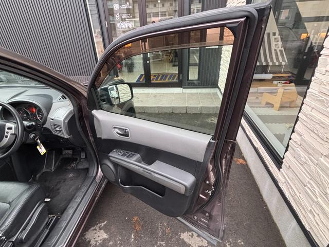 エクストレイル ２０Ｓ　４ＷＤ　ドライブレコーダー　ＥＴＣ　バックカメラ　オートクルーズコントロール　ナビ　ＴＶ　アルミホイール　キーレスエントリー　電動格納ミラー　シートヒーター　ＣＶＴ　衝突安全ボディ　ＣＤ　ＤＶＤ再生（48枚目）