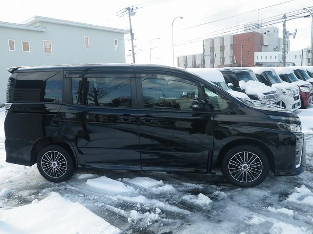 ヴォクシー ＺＳ　自社販売１オーナー　寒冷地仕様　社外ナビ　バックカメラ　ドライブレコーダー　エンジンスターター　フリップダウンモニター　夏冬タイヤ＋アルミホイール付き（4枚目）