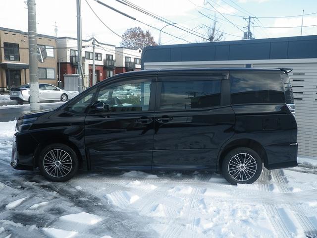 ヴォクシー ＺＳ　自社販売１オーナー　寒冷地仕様　社外ナビ　バックカメラ　ドライブレコーダー　エンジンスターター　フリップダウンモニター　夏冬タイヤ＋アルミホイール付き（8枚目）