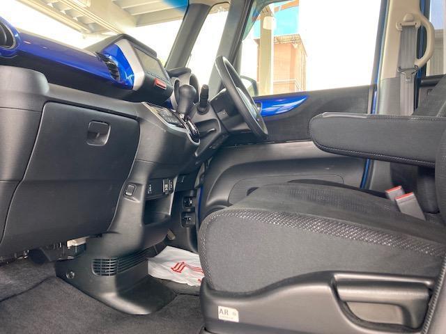 2トーンカラースタイル G・Lパッケージ 4WD ワンオーナー 夏冬タイヤ 前後ドライブレコーダー 純正Bluetooth対応ナビ ETC バックカメラ AUX接続 ワンセグTV シートヒーター ミラーヒーター 禁煙車 パワースライドドア(14枚目)