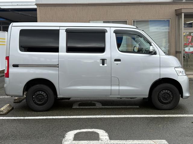 タウンエースバン  4WD 5速MT バックカメラ ETC 夏冬タイヤ 社外シートカバー 社外ベットキット 社外ディスプレイオーディオ(5枚目)