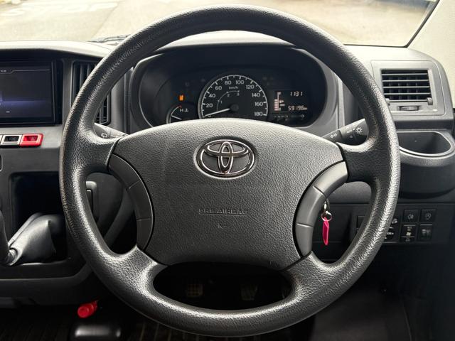 タウンエースバン  4WD 5速MT バックカメラ ETC 夏冬タイヤ 社外シートカバー 社外ベットキット 社外ディスプレイオーディオ(11枚目)