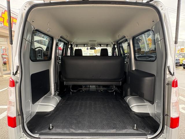タウンエースバン  4WD 5速MT バックカメラ ETC 夏冬タイヤ 社外シートカバー 社外ベットキット 社外ディスプレイオーディオ(28枚目)
