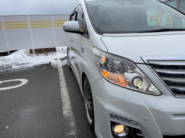 アルファードハイブリッド Ｇ　Ｌパッケージ　ロイヤルラウンジＬＥ　ａｄｍｉｒａｔｉｏｎフルエアロ／４ＷＤ／リアエンターテイメントシステム／純正ナビ／ＴＶ／パノラミックビューモニター／スーパーライブサウンド／サンルーフ／パワーバックドア／両側パワスラ／ドラレコ／ＥＴＣ（13枚目）