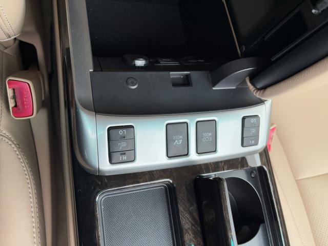 アルファードハイブリッド Ｇ　Ｌパッケージ　ロイヤルラウンジＬＥ　ａｄｍｉｒａｔｉｏｎフルエアロ／４ＷＤ／リアエンターテイメントシステム／純正ナビ／ＴＶ／パノラミックビューモニター／スーパーライブサウンド／サンルーフ／パワーバックドア／両側パワスラ／ドラレコ／ＥＴＣ（30枚目）