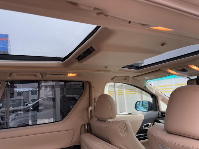 アルファードハイブリッド Ｇ　Ｌパッケージ　ロイヤルラウンジＬＥ　ａｄｍｉｒａｔｉｏｎフルエアロ／４ＷＤ／リアエンターテイメントシステム／純正ナビ／ＴＶ／パノラミックビューモニター／スーパーライブサウンド／サンルーフ／パワーバックドア／両側パワスラ／ドラレコ／ＥＴＣ（40枚目）