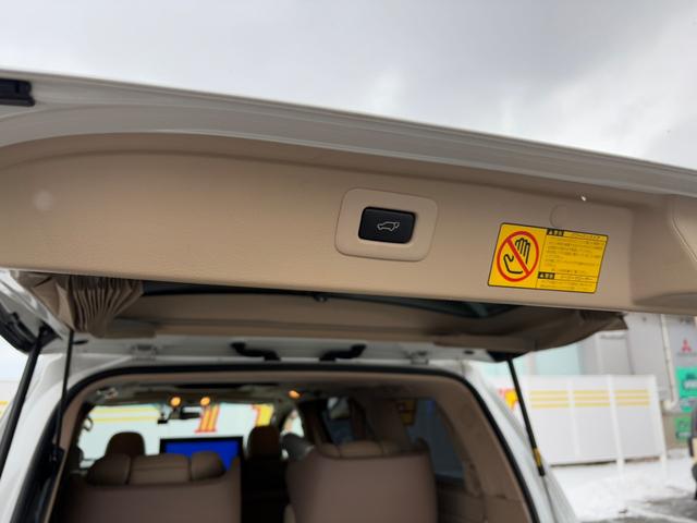 アルファードハイブリッド Ｇ　Ｌパッケージ　ロイヤルラウンジＬＥ　ａｄｍｉｒａｔｉｏｎフルエアロ／４ＷＤ／リアエンターテイメントシステム／純正ナビ／ＴＶ／パノラミックビューモニター／スーパーライブサウンド／サンルーフ／パワーバックドア／両側パワスラ／ドラレコ／ＥＴＣ（52枚目）