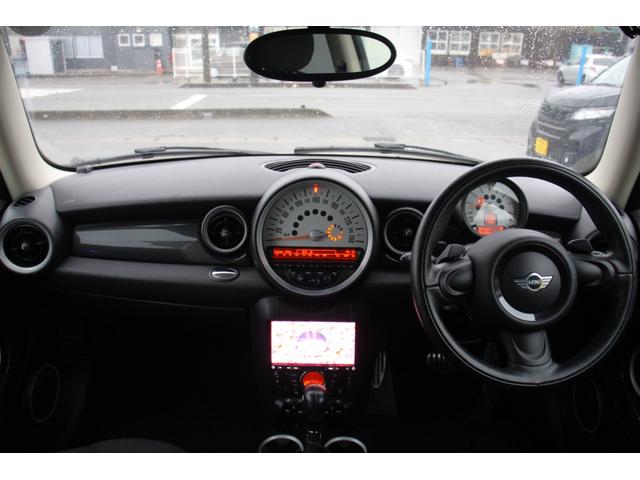 ＭＩＮＩ クーパーＳ　ユーザー買取直販・ＢＭＷ純正ＡＷ付夏タイヤ・カロテッツアナビ・フルセグテレビ・ガイドライン付バックカメラ・Ｂｌｕｅｔｏｏｔｈ接続・ＭＴモード付・ディスチャージドランプ・ＡＢＳ・プッシュ・フォグライト（4枚目）