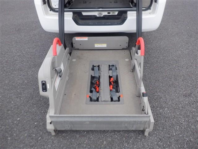 ＮＶ３５０キャラバンバン 　チェアキャブ車いす２基積仕様／オートステップ／バックモニター（8枚目）