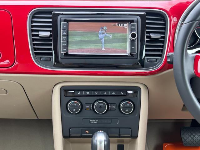 ザ・ビートル デザインレザーパッケージ　Ｇｏｏ鑑定車　保証付　ワンオーナー　禁煙車　ベージュ内装　ヒーター付皮シート　ナビ　ＴＶ　バックカメラ　Ｂｌｕｅｔｏｏｔｈ　ＥＴＣ　クリアランスソナー　ドラレコ前後　オートライト　クルコン（8枚目）