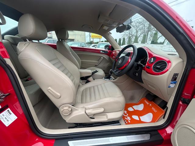 ザ・ビートル デザインレザーパッケージ　Ｇｏｏ鑑定車　保証付　ワンオーナー　禁煙車　ベージュ内装　ヒーター付皮シート　ナビ　ＴＶ　バックカメラ　Ｂｌｕｅｔｏｏｔｈ　ＥＴＣ　クリアランスソナー　ドラレコ前後　オートライト　クルコン（10枚目）