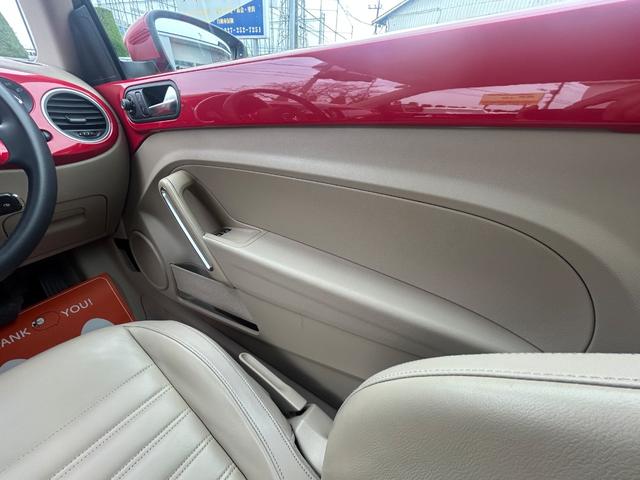 ザ・ビートル デザインレザーパッケージ　Ｇｏｏ鑑定車　保証付　ワンオーナー　禁煙車　ベージュ内装　ヒーター付皮シート　ナビ　ＴＶ　バックカメラ　Ｂｌｕｅｔｏｏｔｈ　ＥＴＣ　クリアランスソナー　ドラレコ前後　オートライト　クルコン（13枚目）