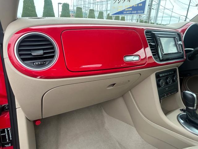 ザ・ビートル デザインレザーパッケージ　Ｇｏｏ鑑定車　保証付　ワンオーナー　禁煙車　ベージュ内装　ヒーター付皮シート　ナビ　ＴＶ　バックカメラ　Ｂｌｕｅｔｏｏｔｈ　ＥＴＣ　クリアランスソナー　ドラレコ前後　オートライト　クルコン（14枚目）