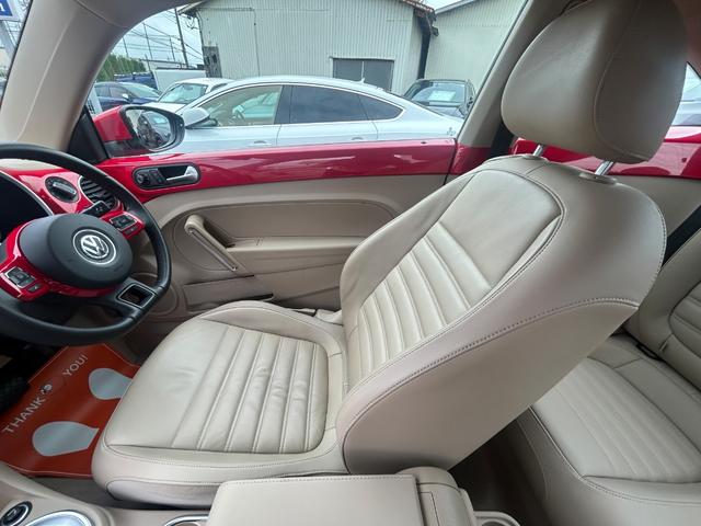 ザ・ビートル デザインレザーパッケージ　Ｇｏｏ鑑定車　保証付　ワンオーナー　禁煙車　ベージュ内装　ヒーター付皮シート　ナビ　ＴＶ　バックカメラ　Ｂｌｕｅｔｏｏｔｈ　ＥＴＣ　クリアランスソナー　ドラレコ前後　オートライト　クルコン（16枚目）