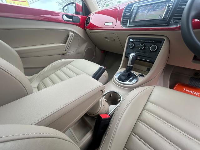 ザ・ビートル デザインレザーパッケージ　Ｇｏｏ鑑定車　保証付　ワンオーナー　禁煙車　ベージュ内装　ヒーター付皮シート　ナビ　ＴＶ　バックカメラ　Ｂｌｕｅｔｏｏｔｈ　ＥＴＣ　クリアランスソナー　ドラレコ前後　オートライト　クルコン（17枚目）