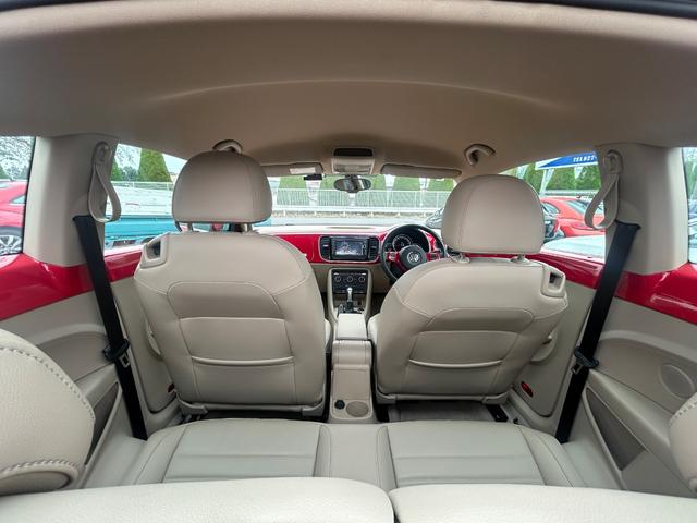 ザ・ビートル デザインレザーパッケージ　Ｇｏｏ鑑定車　保証付　ワンオーナー　禁煙車　ベージュ内装　ヒーター付皮シート　ナビ　ＴＶ　バックカメラ　Ｂｌｕｅｔｏｏｔｈ　ＥＴＣ　クリアランスソナー　ドラレコ前後　オートライト　クルコン（19枚目）