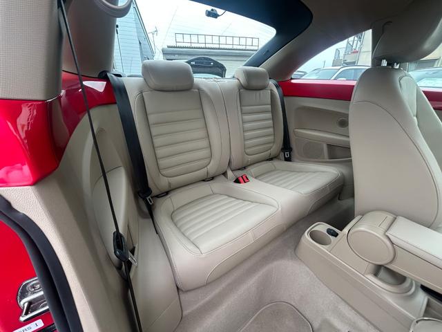 ザ・ビートル デザインレザーパッケージ　Ｇｏｏ鑑定車　保証付　ワンオーナー　禁煙車　ベージュ内装　ヒーター付皮シート　ナビ　ＴＶ　バックカメラ　Ｂｌｕｅｔｏｏｔｈ　ＥＴＣ　クリアランスソナー　ドラレコ前後　オートライト　クルコン（21枚目）