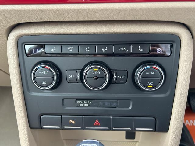 ザ・ビートル デザインレザーパッケージ　Ｇｏｏ鑑定車　保証付　ワンオーナー　禁煙車　ベージュ内装　ヒーター付皮シート　ナビ　ＴＶ　バックカメラ　Ｂｌｕｅｔｏｏｔｈ　ＥＴＣ　クリアランスソナー　ドラレコ前後　オートライト　クルコン（25枚目）