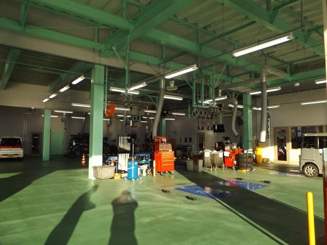 リフト９基完備！損保ジャパン指定工場！短時間車検も出来ます！
