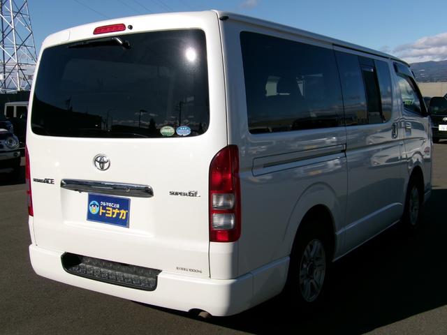 ハイエースバン 7インチナビ ワンセグ バックカメラ ドアバイザー オートエアコン キーレス HIDヘッドライト フォグランプ ETC コンセント ベッドキット 雹害車(8枚目)