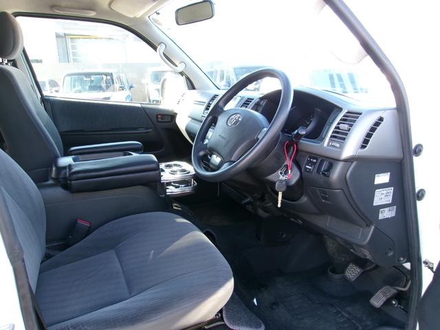 ハイエースバン 7インチナビ ワンセグ バックカメラ ドアバイザー オートエアコン キーレス HIDヘッドライト フォグランプ ETC コンセント ベッドキット 雹害車(11枚目)