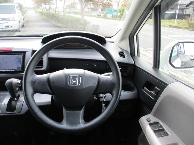 フリード Ｇ　ジャストセレクション　ＥＴＣ　バックカメラ　ナビ　ＴＶ　バックカメラ両側スライド・片側電動　ＨＩＤオートライト」キーレスエントリー　電動格納ミラー　３列シート　ウォークスルー　ＣＤ　ＵＳＢ　Ｂｌｕｅｔｏｏｔｈ（3枚目）