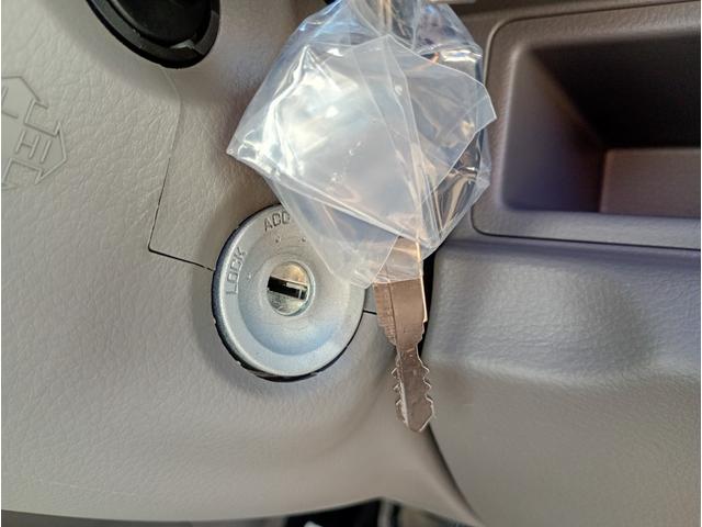 エブリイ ＰＣ　届出済未使用車　ＬＥＤヘッドライト　運転席シートヒーター　ＵＳＢ電源ソケット　マニュアルエアコン　シートヒーター　オートライト　キーレスキー　スズキセーフティサポート（5枚目）