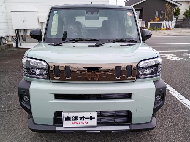 タフト G ダーククロムベンチャー 届出済未使用車 特別装備ダークブラックメッキ ガンメタリック塗装 フードガーニッシュ アンダーガーニッシュ バックドアガーニッシュ 15インチAW ブラックマイカメタリック塗装 ドアアウターハンドル(3枚目)