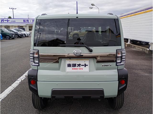 タフト G ダーククロムベンチャー 届出済未使用車 特別装備ダークブラックメッキ ガンメタリック塗装 フードガーニッシュ アンダーガーニッシュ バックドアガーニッシュ 15インチAW ブラックマイカメタリック塗装 ドアアウターハンドル(40枚目)