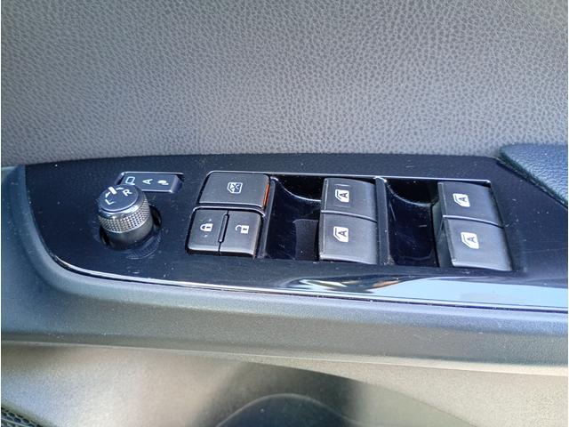 プリウス Ｓツーリングセレクション　社外９インチメモリーナビ　バックカメラ　フルセグＴＶ　走行中ＯＫ　Ｂｌｕｅｔｏｏｔｈ　シートヒーター　社外レーダー　モデリスタエアロ　モデリスタＡＷ　ビルドインＥＴＣ　ドラレコ　レーダークルコン（6枚目）