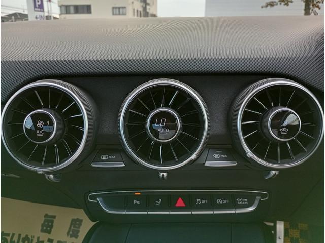 ＴＴＳクーペ ２．０ＴＦＳＩ　クワトロ　４ＷＤ　純正ナビゲーションシステム　クルーズコントロール　ドライブレコーダー　ＥＴＣ　ＬＥＤヘッドライト　ハーフレザーシート　開閉式リアウィング　１８インチ純正アルミホイール（7枚目）