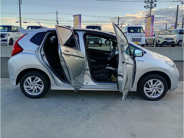 納車前に自社の整備工場にて点検もしくは整備を実施いたしますので安心してお乗りいただけます！！自社工場にて整備を受けたお車には３ヶ月又は距離無制限の保証も付きますのでより安心です！！