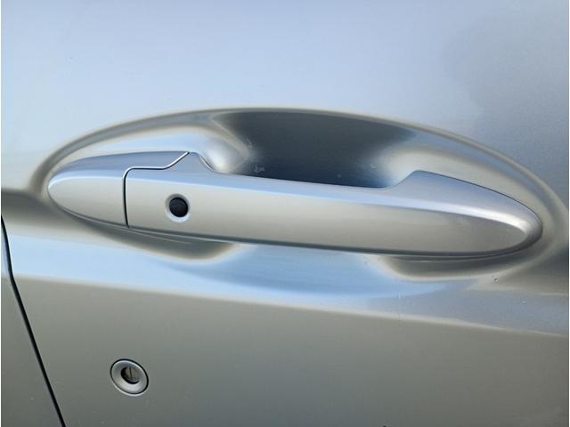 スマートキーです！！鍵をポケットやバッグに入れてたままでも、鍵の開け閉めはもちろんの事、エンジン始動もできちゃいます♪ホントに便利ですよ！！！