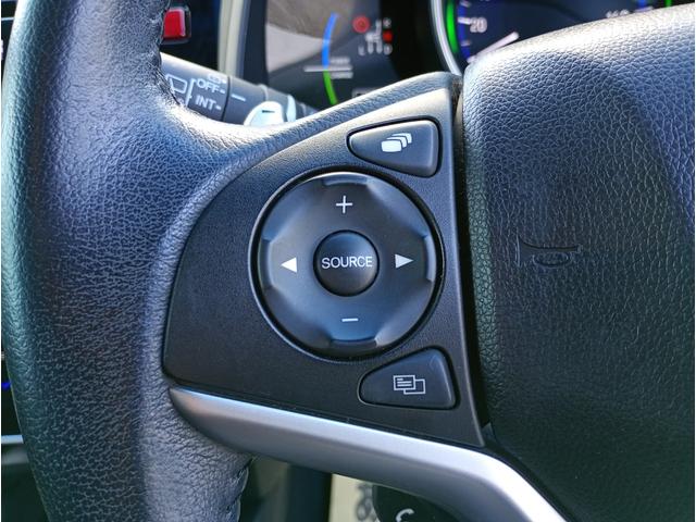 ステアリングスイッチ付いております！オーディオの音量調整やチャンネル変更はハンドルのボタンでできちゃいます！使い始めると便利です！