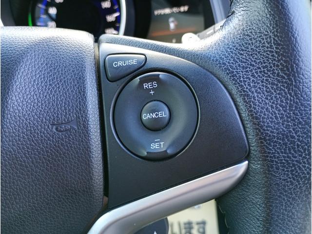クルーズコントロールです！高速道路などで一切アクセルペダルを踏まずに一定速度（約５０〜１００キロ）でのクルージングが可能になります！！長距離ドライブの心強い見方ですね♪