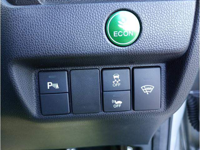 納車前に自社の整備工場にて点検もしくは整備を実施いたしますので安心してお乗りいただけます！！自社工場にて整備を受けたお車には３ヶ月又は距離無制限の保証も付きますのでより安心です！！