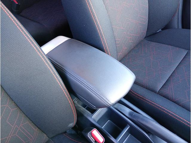 運転席にはひじ掛け付！これ付いているとロングドライブの時、嬉しいですね！