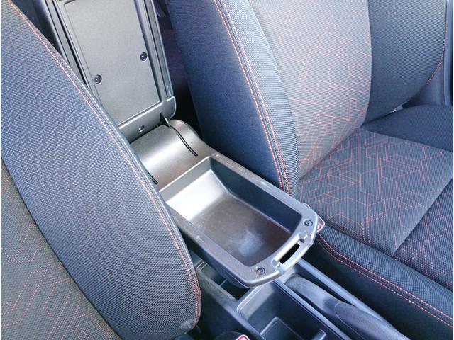 ひじ掛けの下には収納スペース♪