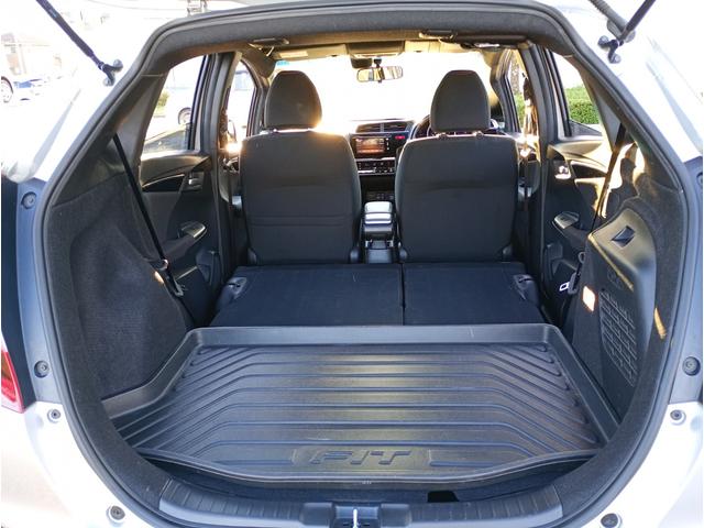 両側シートを倒せば大きな荷物も入ります！