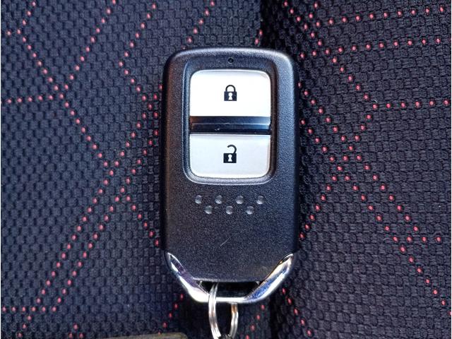 スマートキーです！！鍵をポケットやバッグに入れてたままでも、鍵の開け閉めはもちろんの事、エンジン始動もできちゃいます♪ホントに便利ですよ！！！
