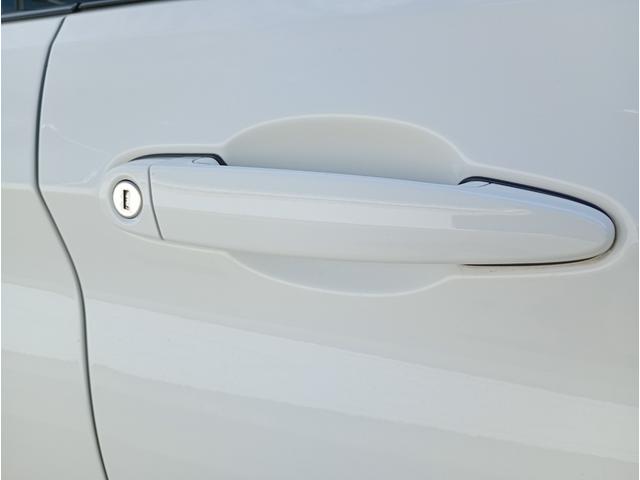 スマートキーです！！鍵をポケットやバッグに入れてたままでも、鍵の開け閉めはもちろんの事、エンジン始動もできちゃいます♪ホントに便利ですよ！！！