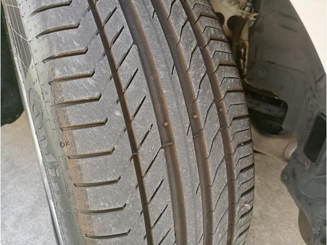 買ってすぐタイヤ交換なんて嫌ですよね？当店の車のタイヤは溝もバッチリございます！