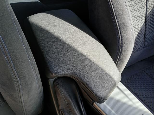 運転席にはひじ掛け付！これ付いているとロングドライブの時、嬉しいですね！