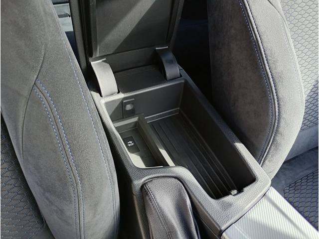 ひじ掛けの下には収納スペース♪