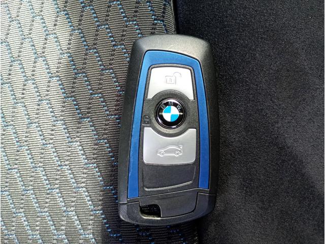 スマートキーです！！鍵をポケットやバッグに入れてたままでも、鍵の開け閉めはもちろんの事、エンジン始動もできちゃいます♪ホントに便利ですよ！！！